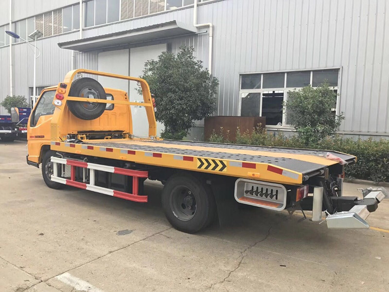 道路救援中的现场维修：技术与服务的结合